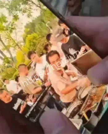 大学生到鸡排哥摊位旁卖蜜雪冰城